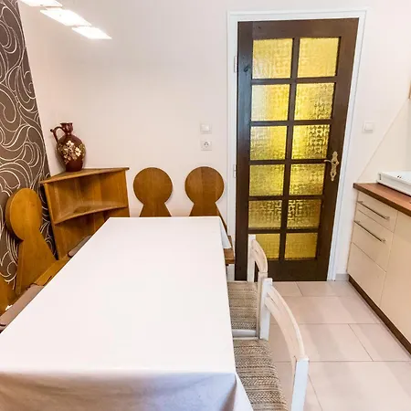Leander Apartman *